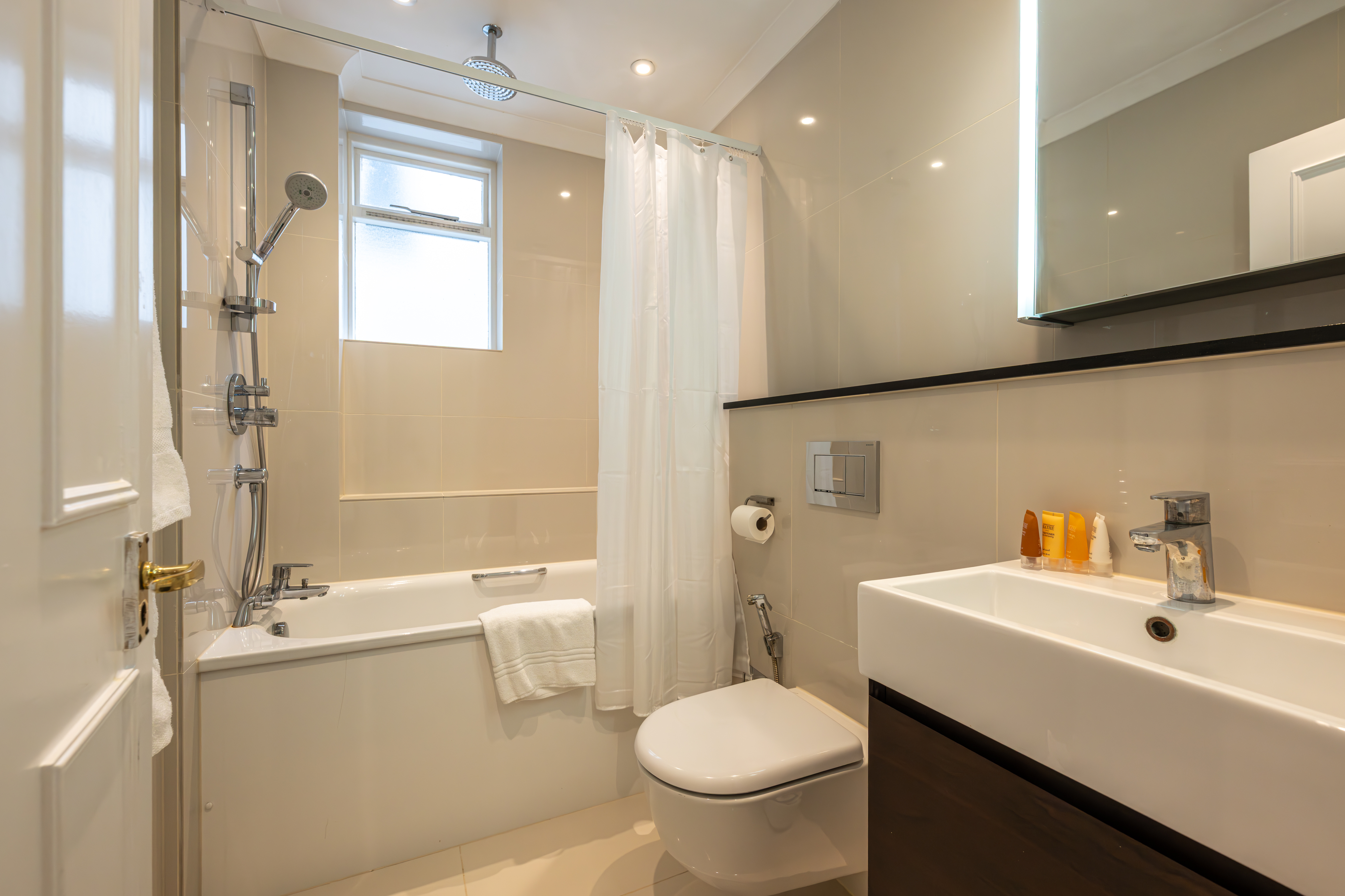 Semi Basement, Studio, Apartment، Manson Place 2/2