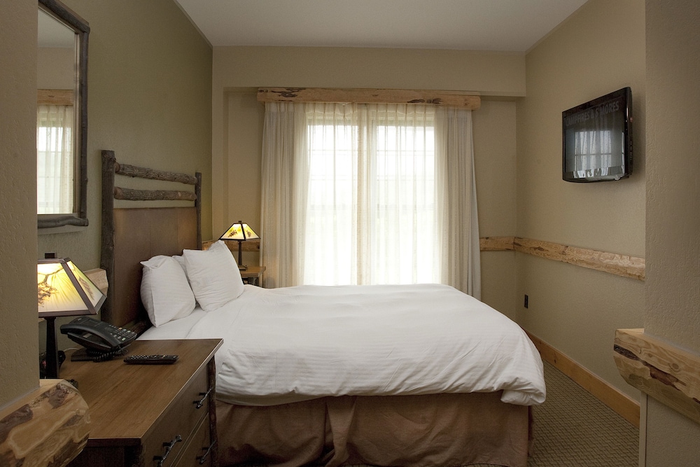 Hope Lake Lodge Indoor Waterpark 12/50