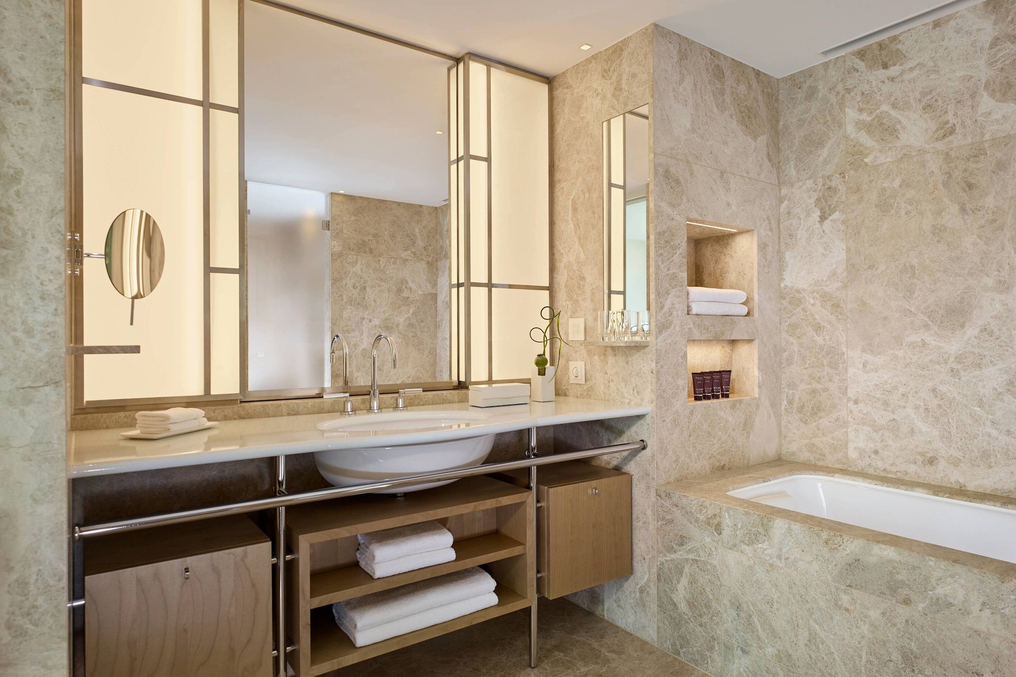 جناح سيغنتشر بسرير كينج، The Ritz-Carlton Wolfsburg 5/6