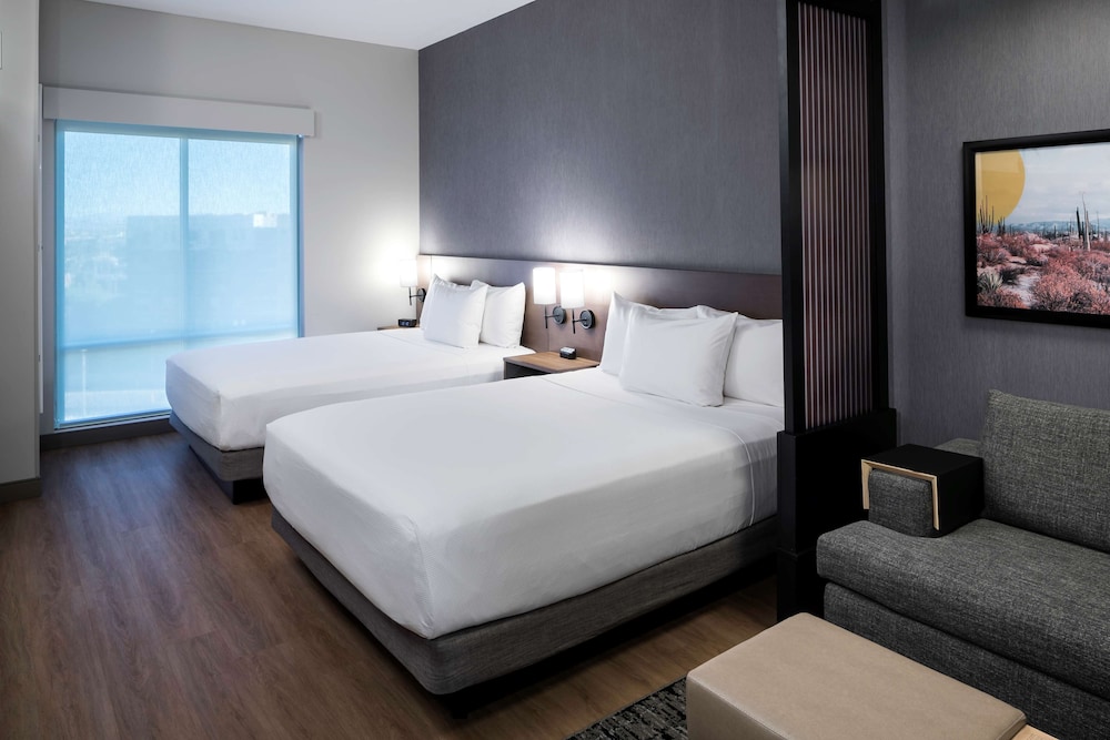 ROOM, 2 QUEEN BEDS, SOFA, HIGH FLOOR