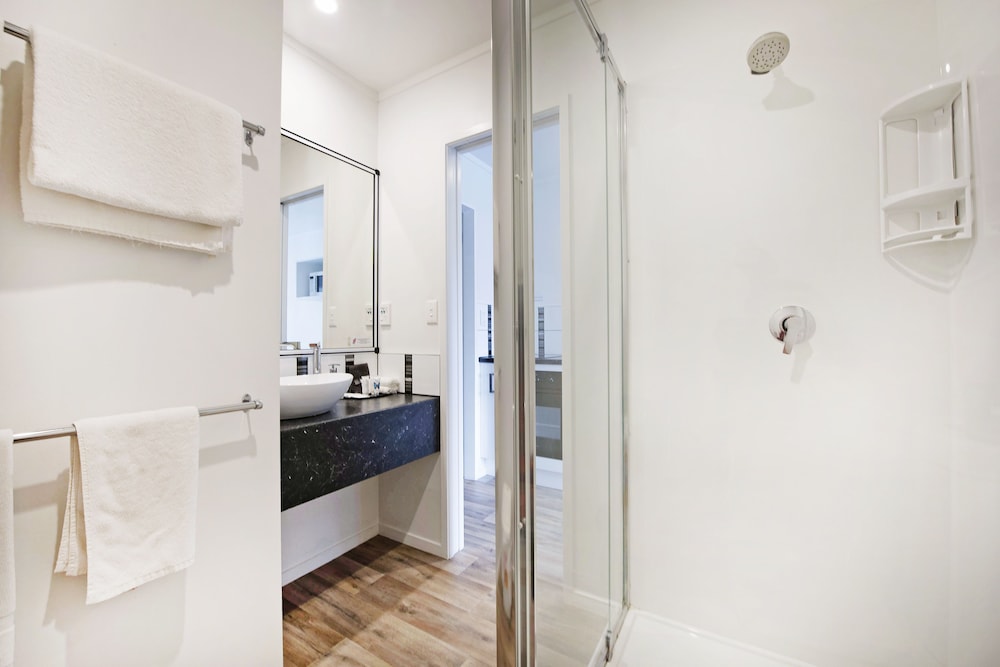 STUDIO, KITCHEN