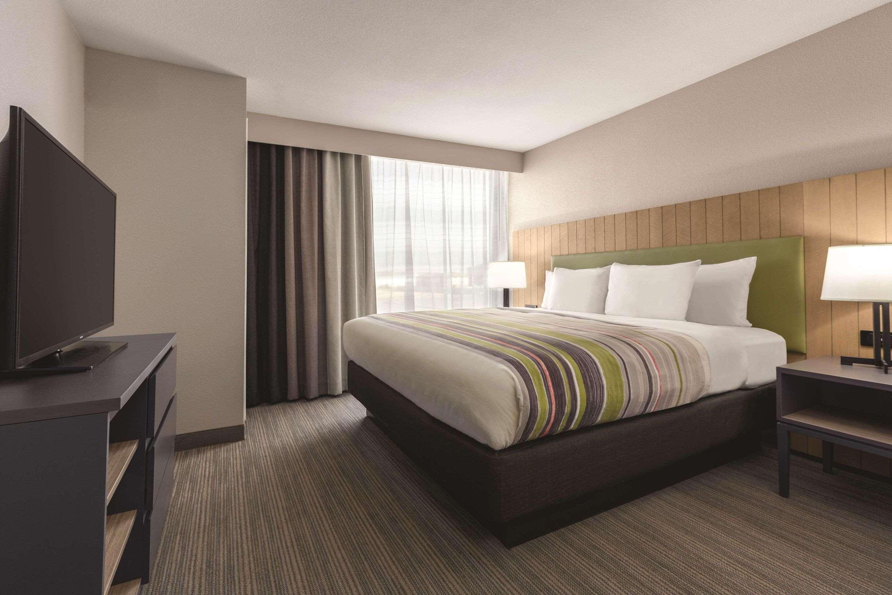 SUITE, KING BED, ACCESSIBLE