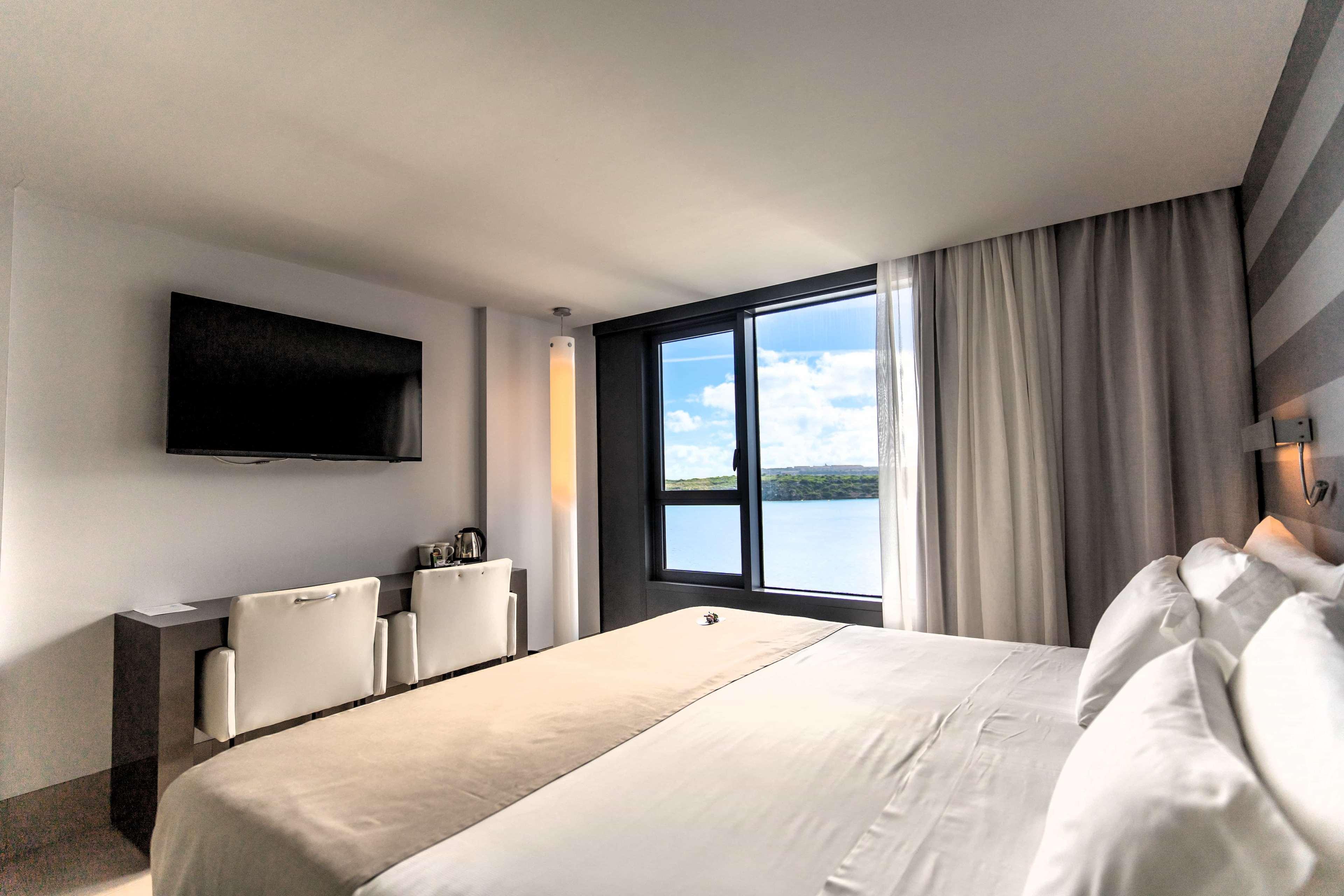 Superior, Lateral Side Sea View، Barcelo Hamilton Menorca - Adults Only 2/3