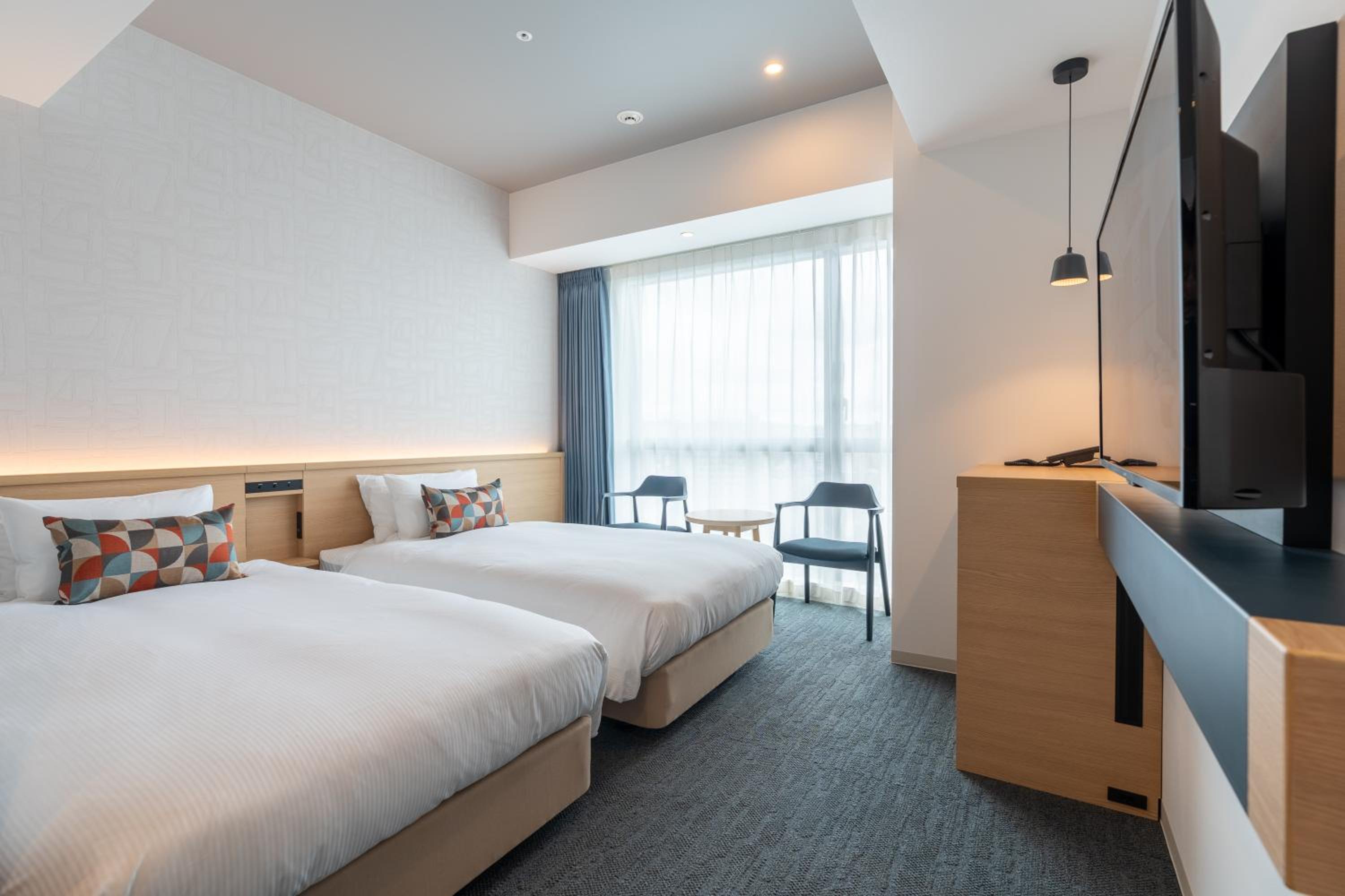 Moderate, Twin Beds, Sky Floor