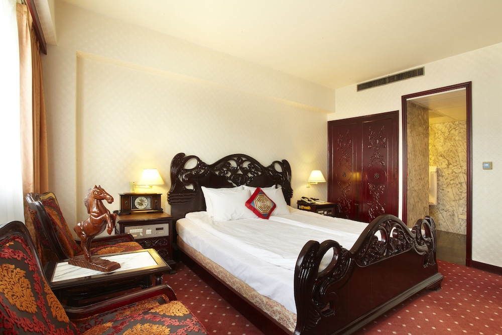 Emperor Hotel 16/50