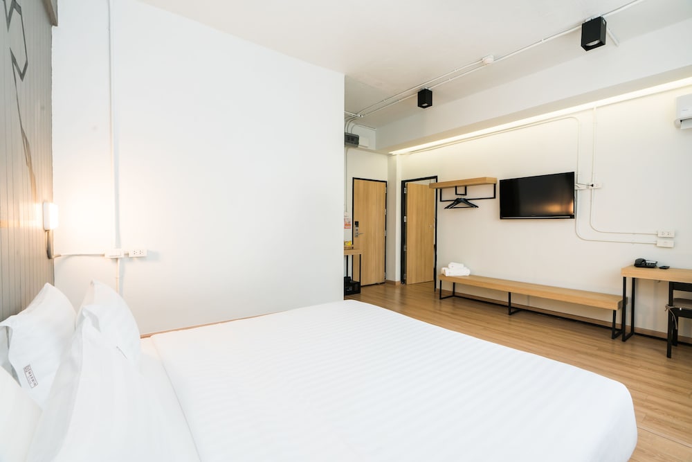 DELUXE, DOUBLE OR TWIN BED