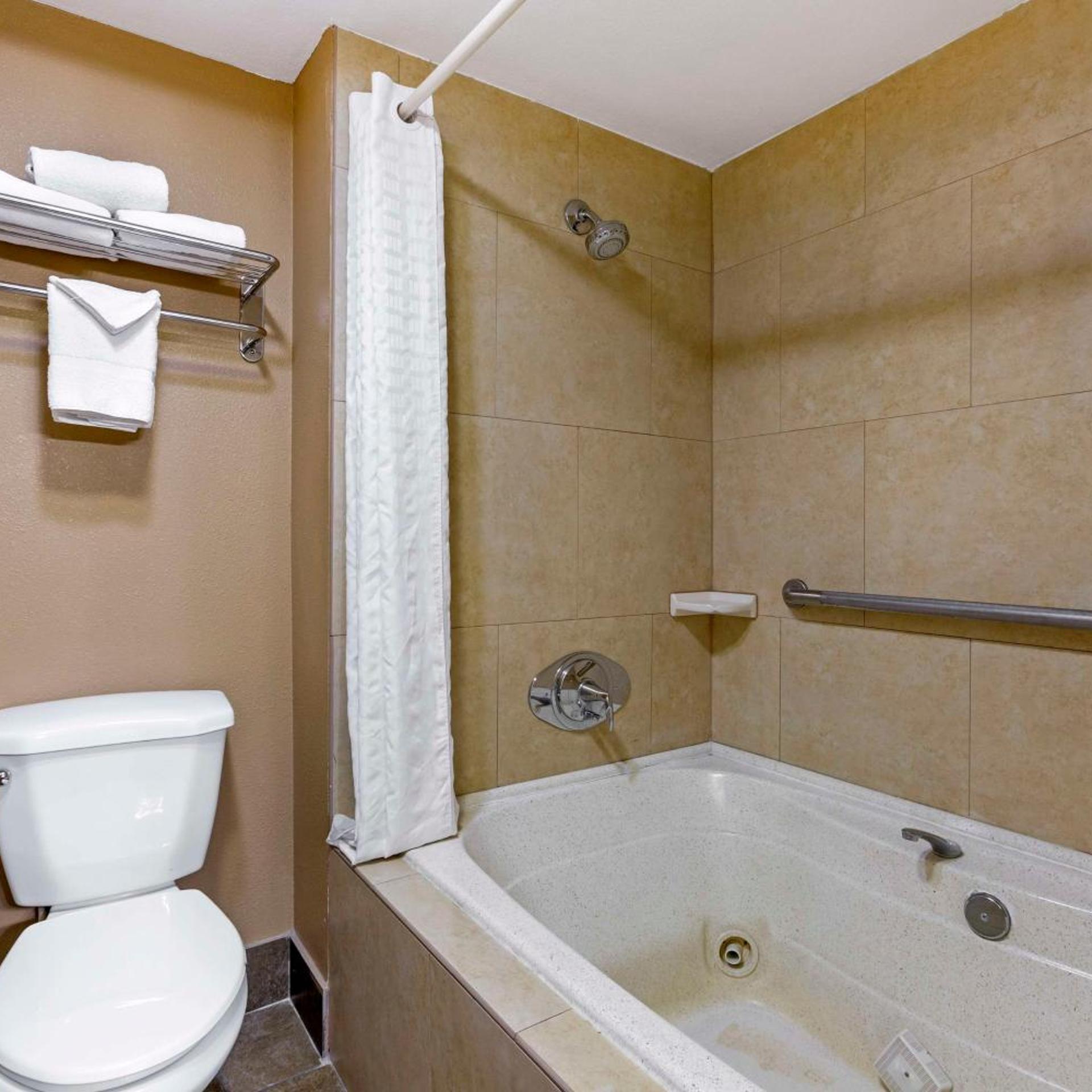 جناح بسرير كوين، Royal Sun Inn & Suites 6/7