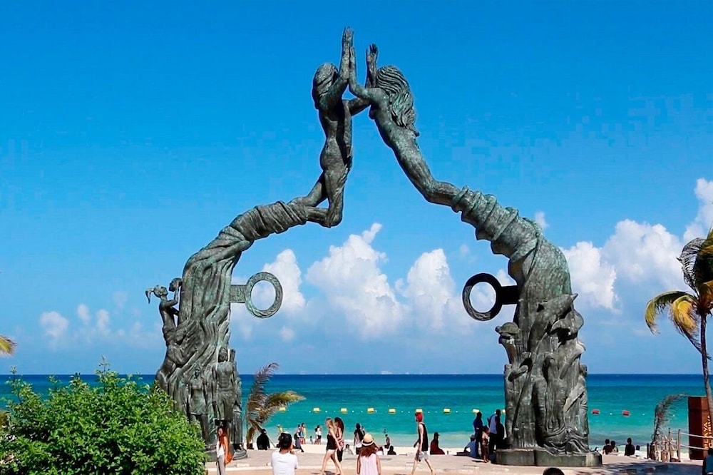 Illusion Xpress Downtown Playa 67/73