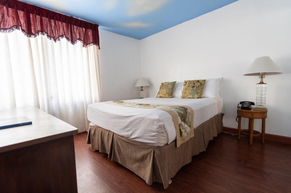 1 BEDROOM, QUADRUPLE, KITCHEN