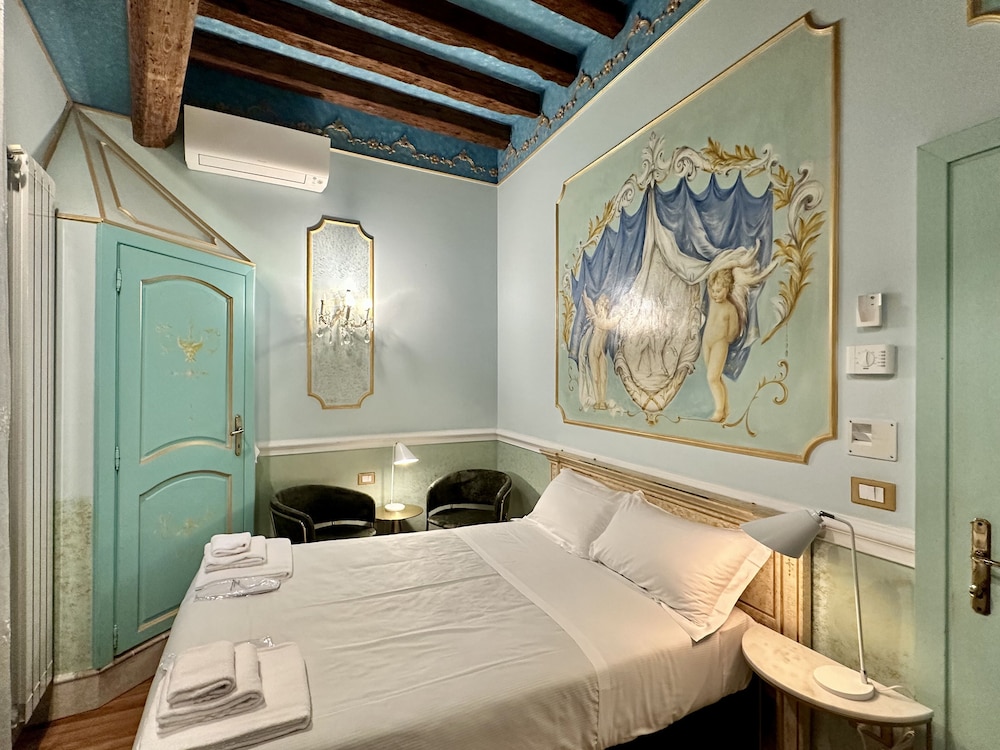 ROOM, QUEEN BED