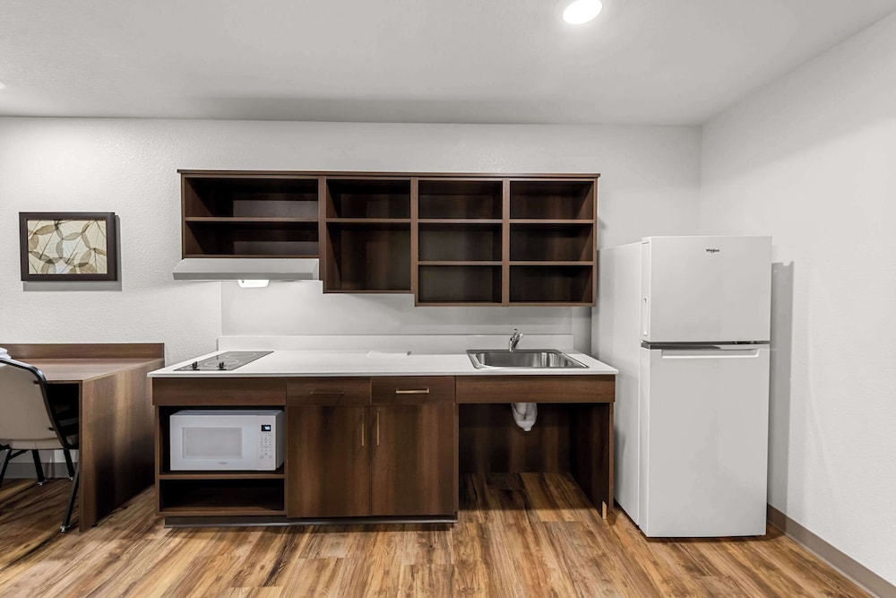 Woodspring Suites Kansas City Airport 23/28