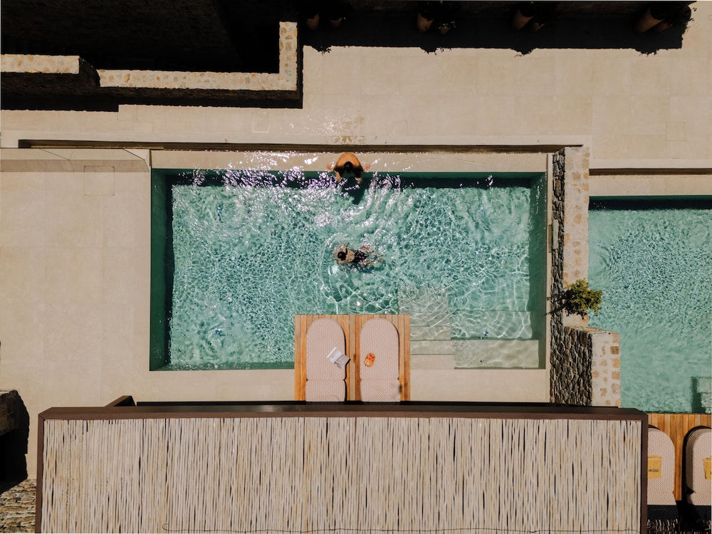 Tropicana Hotel 7/50