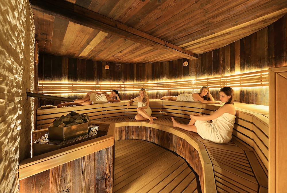 WELLNESS HOTEL STEP 17/50