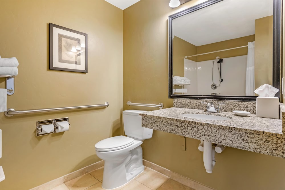 غرفة قياسية بسرير كينج لذوي الإعاقة، Best Western Plus Canyon Pines 3/6