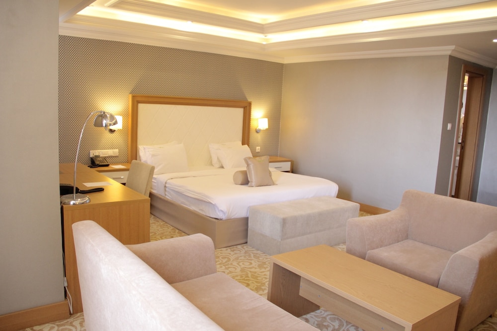 1 BEDROOM, EXECUTIVE, SUITE, CITY VIEW