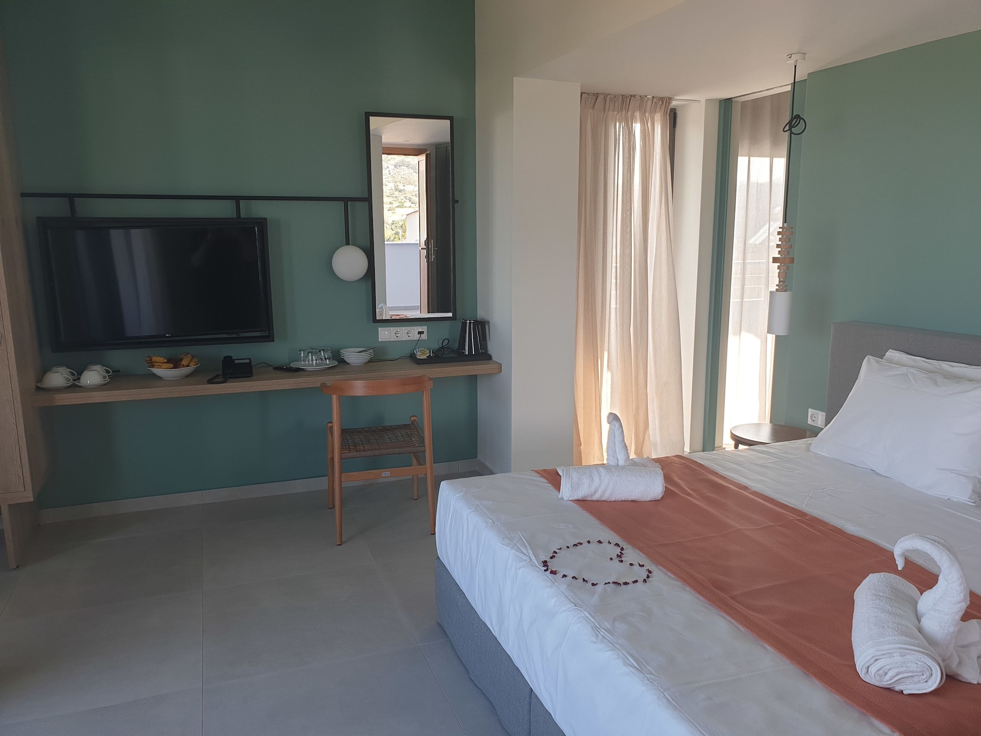 2 Bedrooms, Deluxe, Suite, King and Twin Beds, Mazoren Art Hotel 10/10