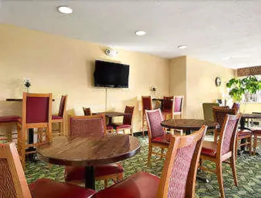Days Inn And Suites by Wyndham Lafayette In 19/22