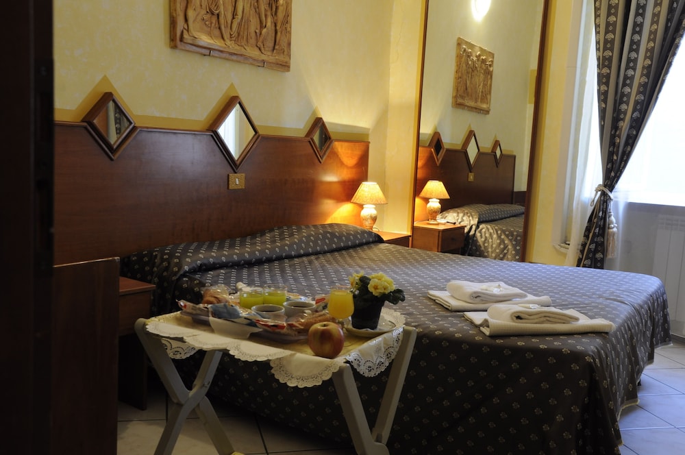 Hotel Farini 8/23