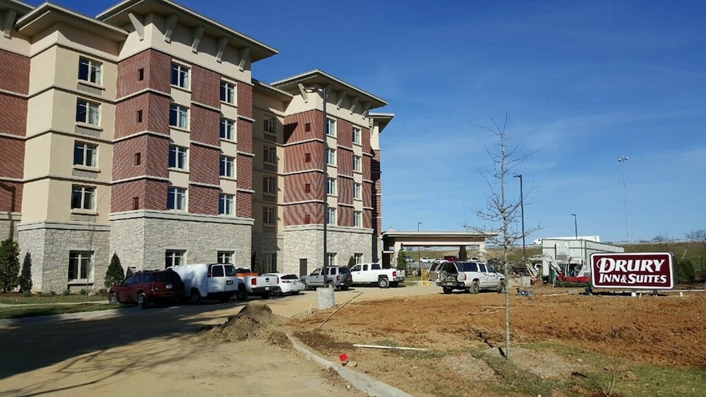 Drury Inn and Suites Louisville North 33/35