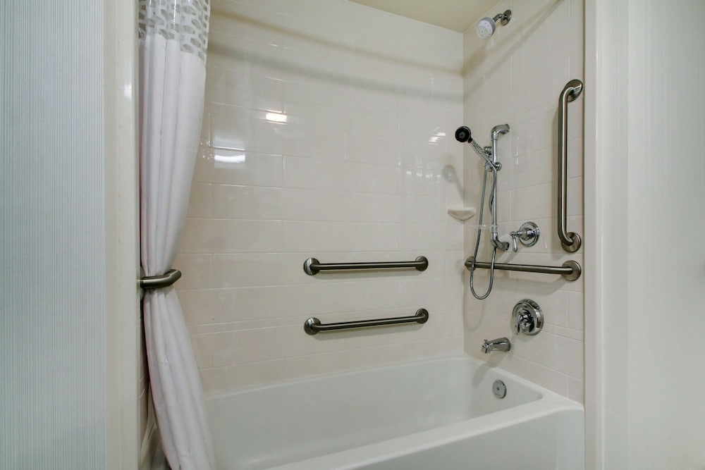 Hampton Inn & Suites Milwaukee West 24/64