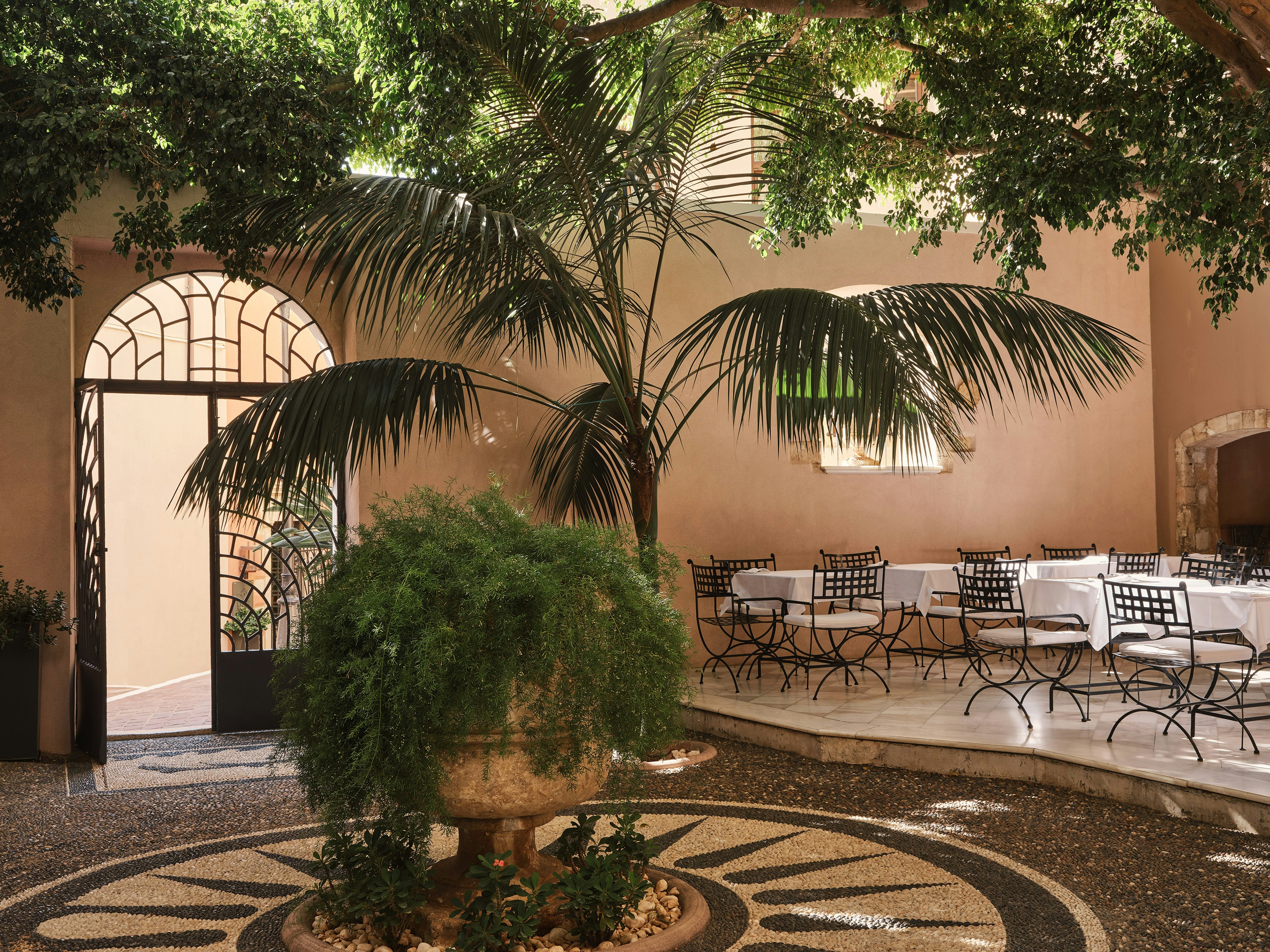 Casa Delfino Suites 85/93