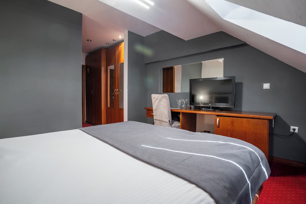 Astra Hotel 8/50