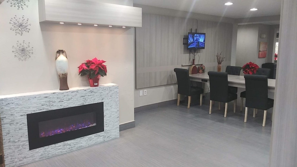 Lobby at MICROTEL INN SUITES BY WYNDHAM FLORENCE CINCINNATI AIRPORT, FLORENCE - KY