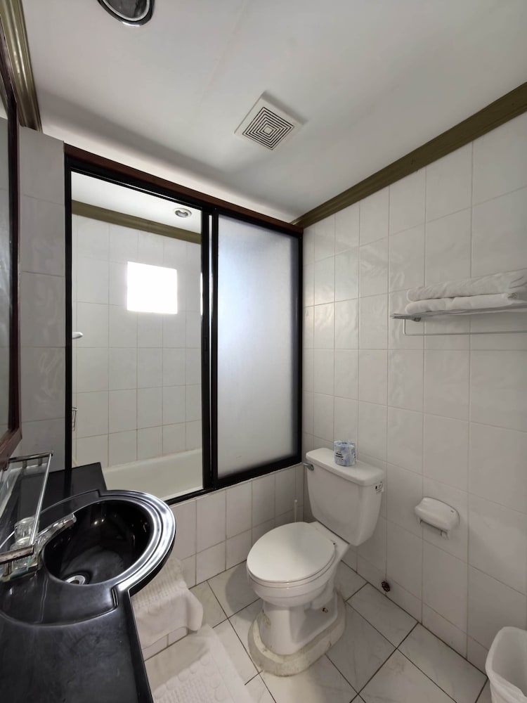 S&C Hotel Suites & Apartments 27/29