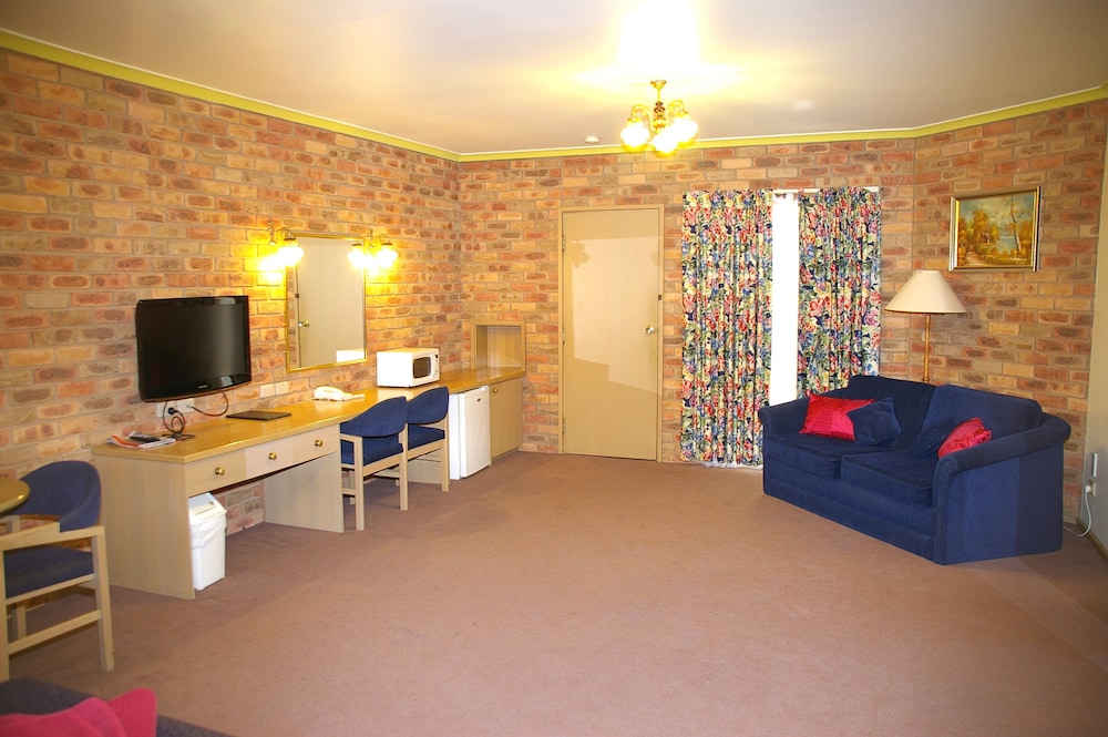 PINES COUNTRY CLUB MOTOR INN 25/31