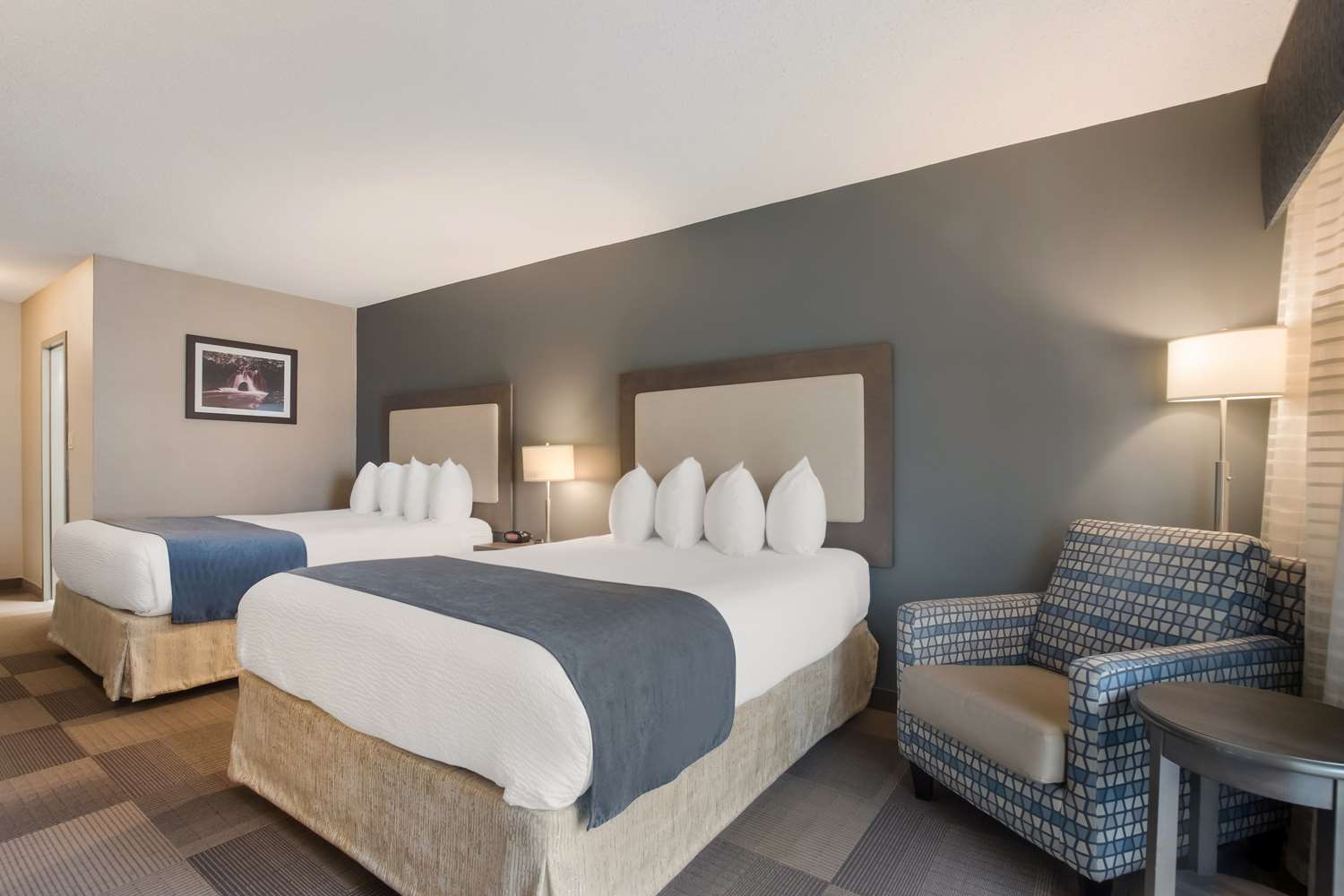 Room, 2 Queen Beds, Pool Side، Best Western St Catharines Hotel Conference Centre 2/3