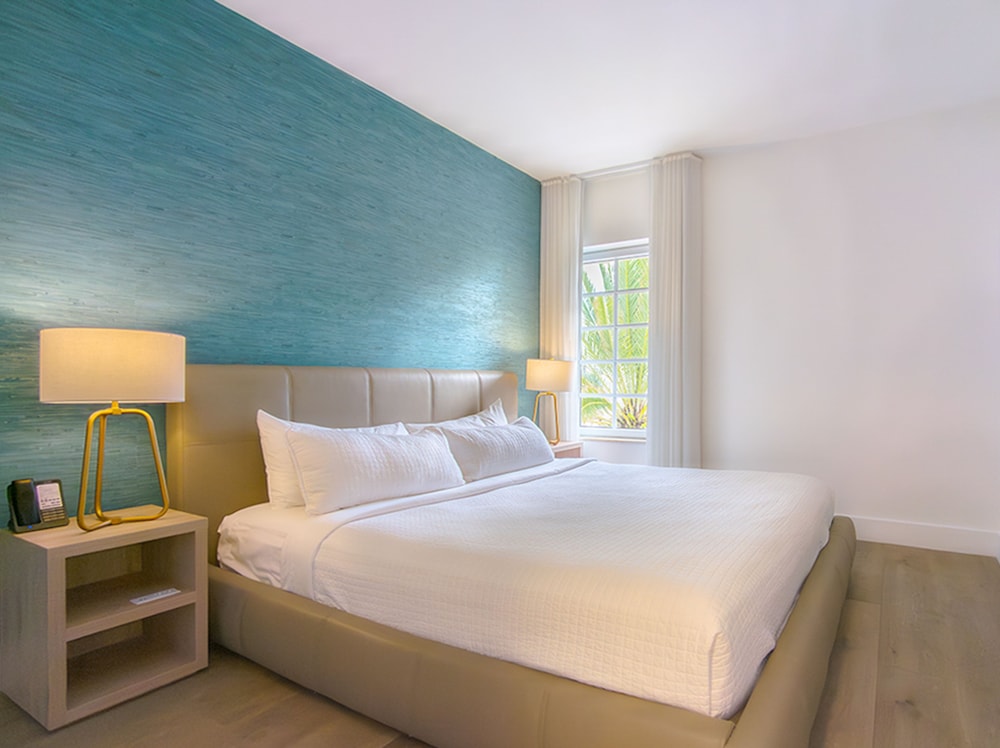 1 BEDROOM, KING BED