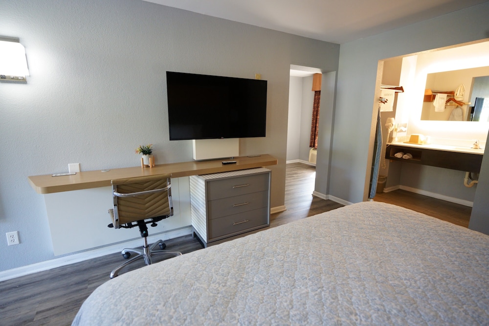Columbus Inn and Suites 19/28