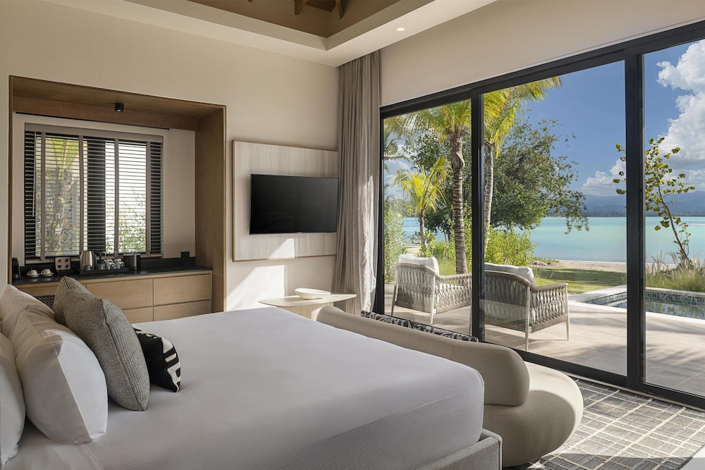 Club, Azure, Studio, Suite, Bungalow, King Bed, Ocean Front