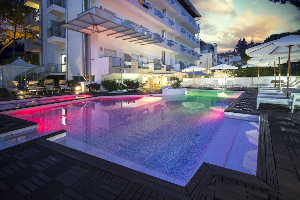Rex Hotel 5/56