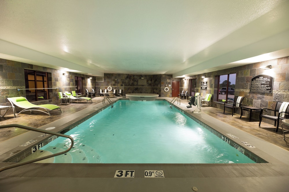Holiday Inn Express Hotel & Suites Clinton 34/48