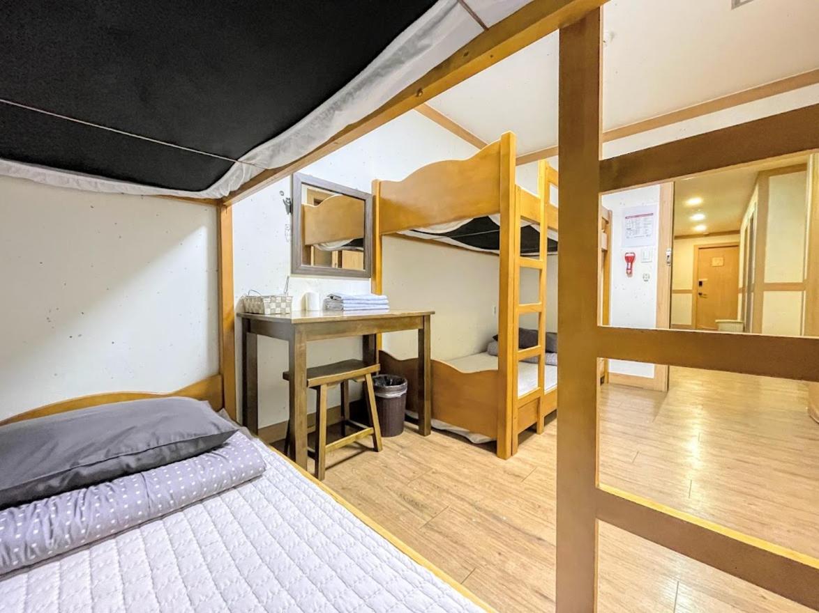Room, Quadruple