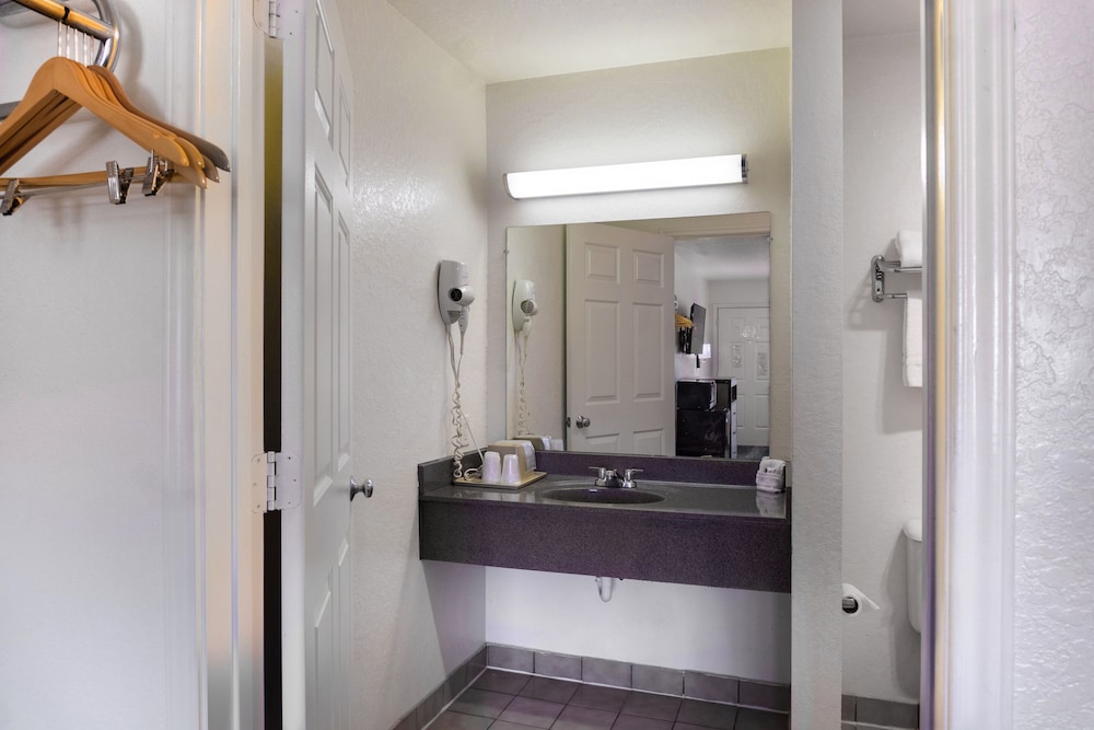 Oyo Inn And Suites Medical Center San Antonio 25/47