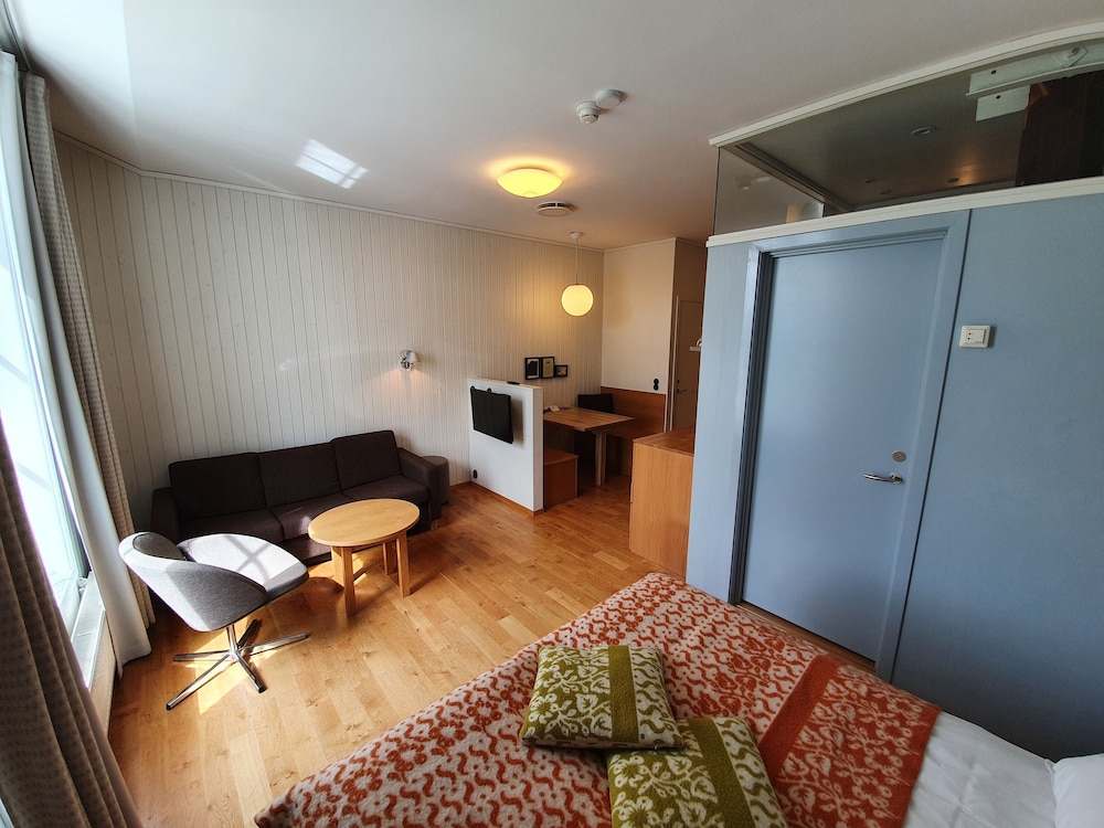 Superior, Queen Bed, Kitchen, Vertshuset Roros 1/4