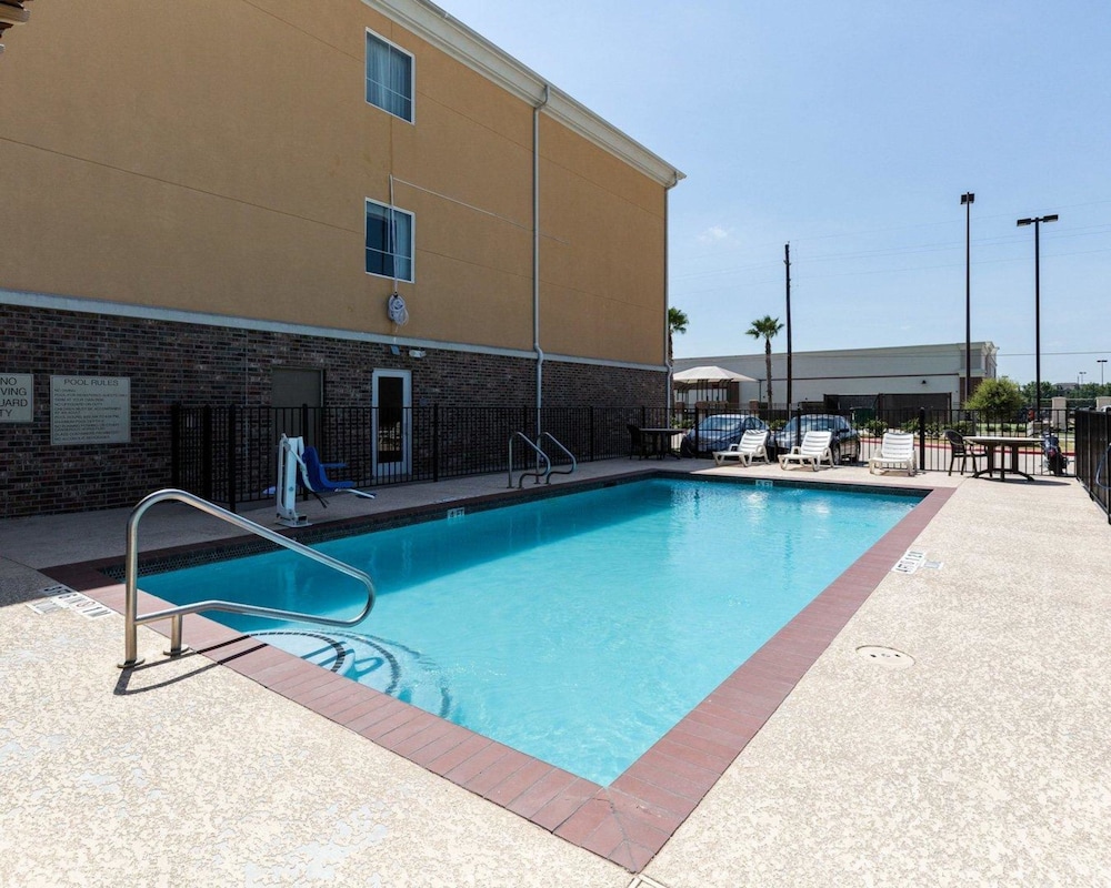 Spark By Hilton Pearland 24/37