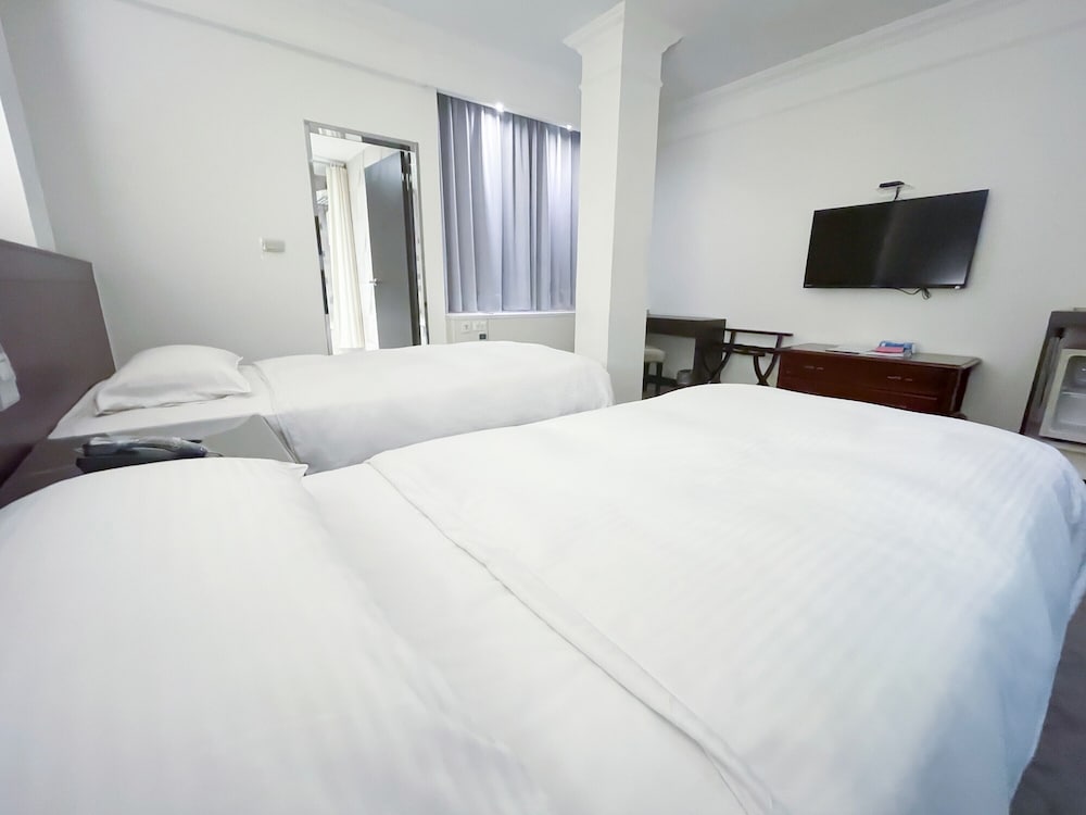 Economy, Twin Beds, No Window