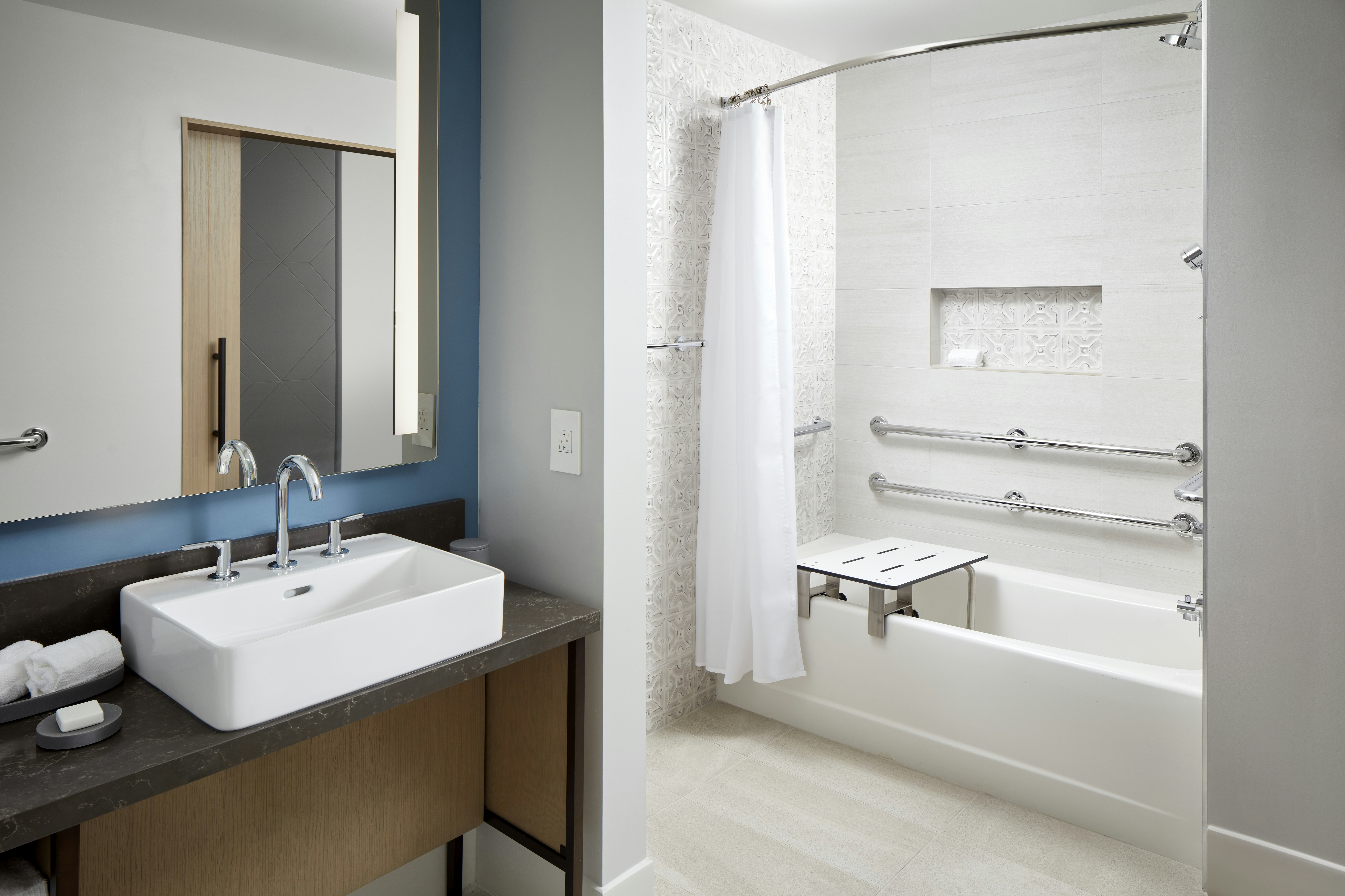 DELUXE, 2 QUEEN BEDS, BALCONY, ACCESSIBLE