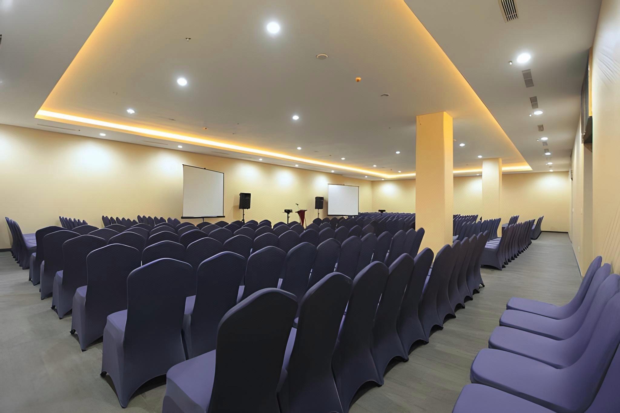 Grand Whiz Megamas Manado 38/39