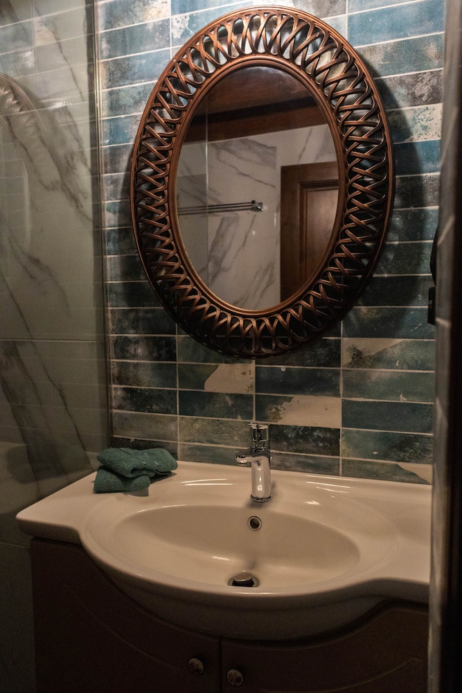 April Luxury Suites 45/50