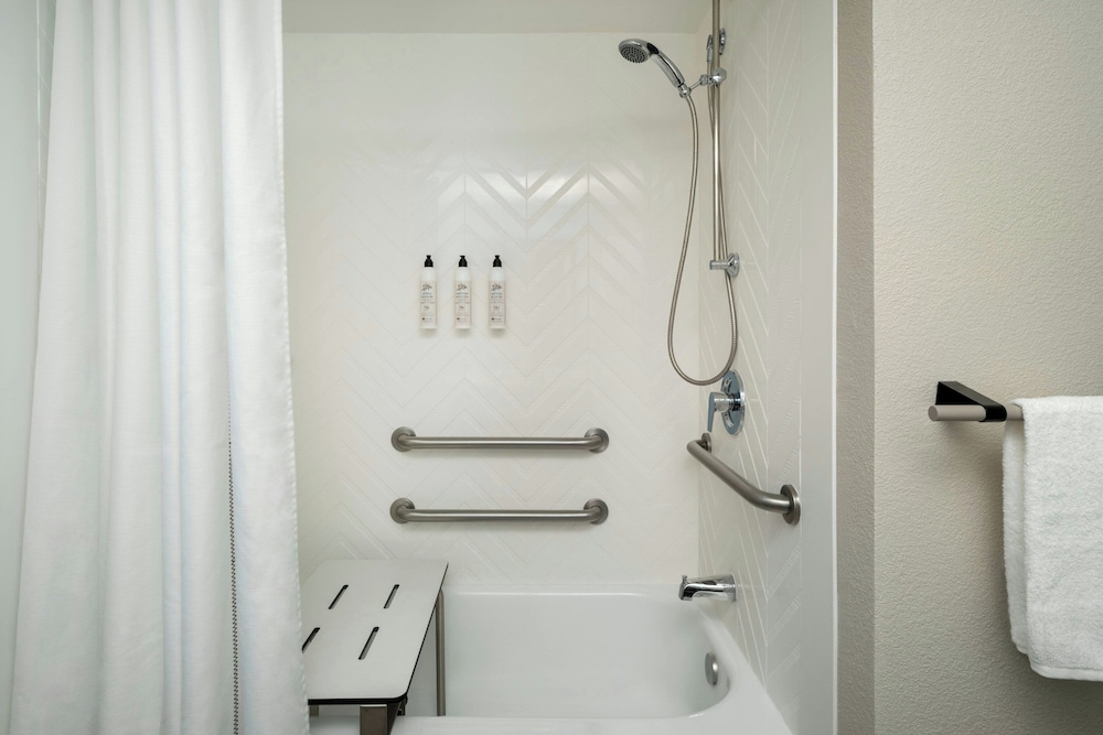 Delta Hotels by Marriott Jacksonville Deerwood 52/52