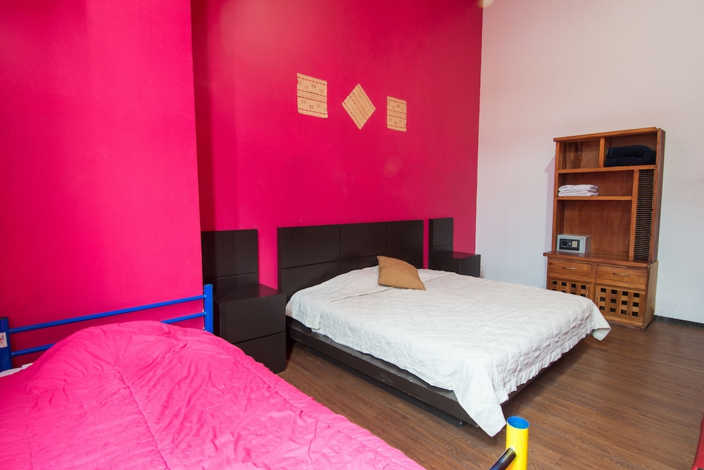 STANDARD, DOUBLE BED, SHARED BATHROOM