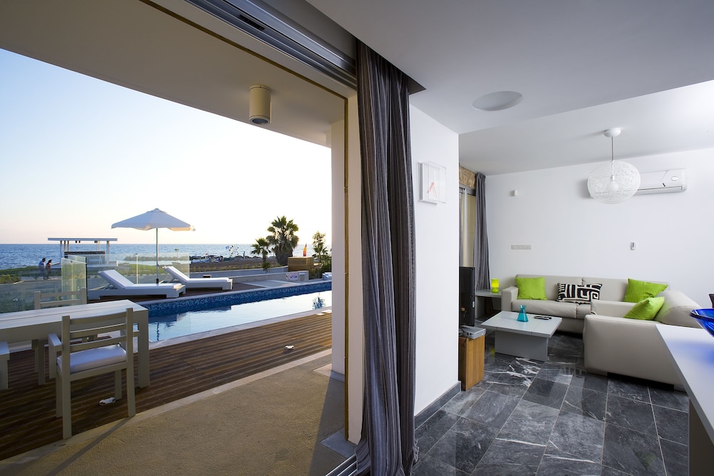 Paradise Cove Luxurious Beach Villas 18/50
