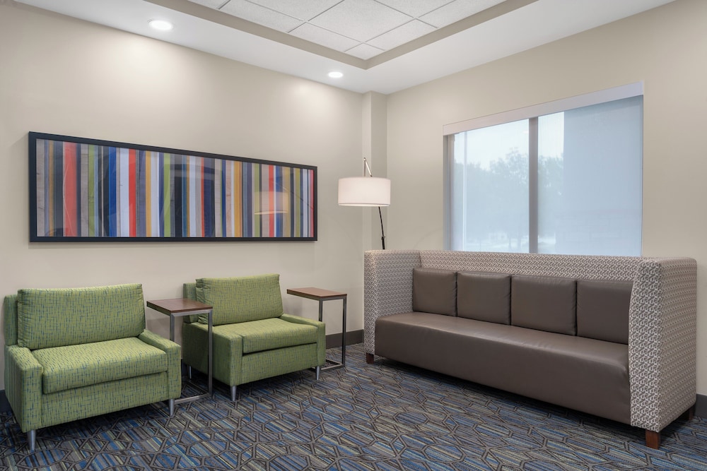 Holiday Inn Express Suites Coralville 38/67