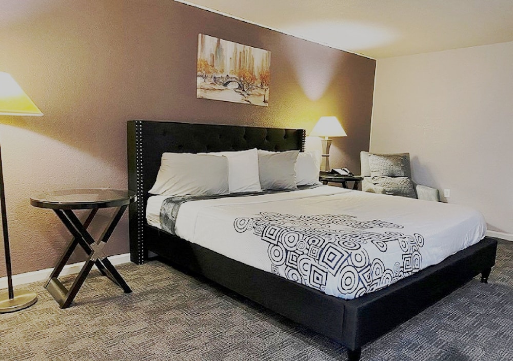 R Nite Star Inn & Suite 28/65