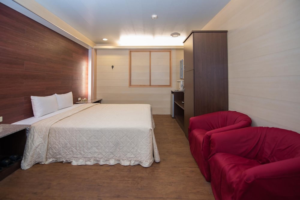 Empire Hotel 6/52