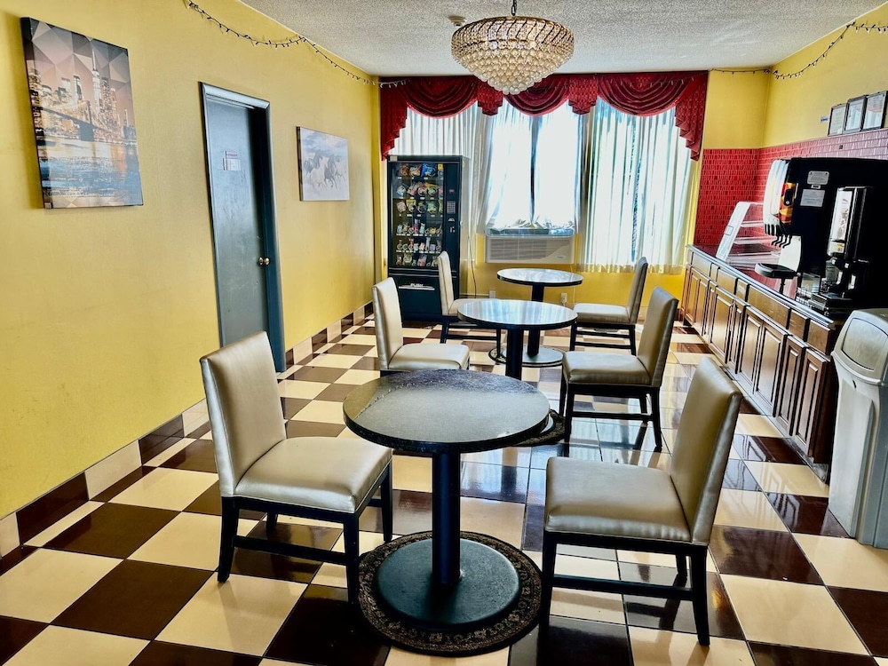 Townhouse Inn &amp; Suites 20/25